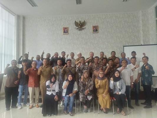 
Keluarga besar Disnakertrans KBB berfoto bersama P3MI yang hadir di Kabupaten Bandung Barat (Foyo: heny/dara.co.id)
