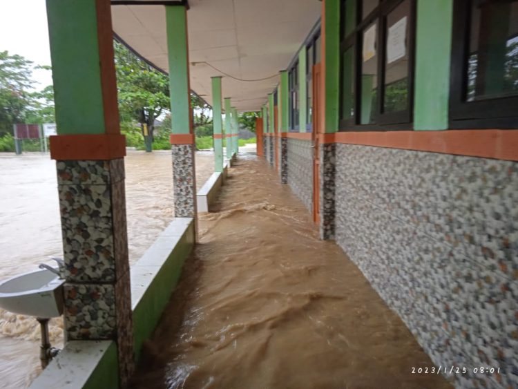 SDN Gunungsentul kebanjiran setelah diguyur hujan deras sejak kemarin (Foto: Istimewa)
