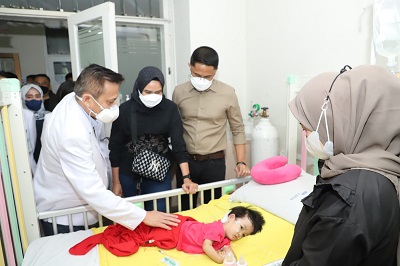 Hengky Kurniawan didampingi istri, Sonya Fatmala saat menjenguk bayi kembar siam pasca operasi pemisahan . (Foto: Prokopim)