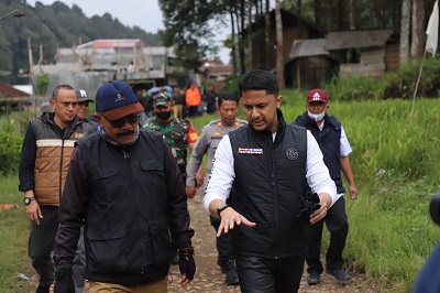 Bupati Bandung Barat Hengky Kurniawan, saat meninjau progres pembangunan jalan wilayah selatan (Foto: Istimewa)