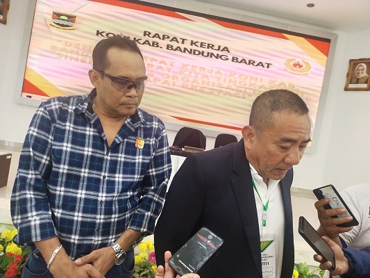 Dedi Suprapto (kiri) bersama Ketum KONI KBB Agus Mulya Sutanto saat memberikan keterangan pers. (Foto: heny/dara.co.id)