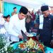 Pendiri Baldatun Center Ade Dasep Zaenal Abidin yang juga Anggota DPRD Kabupaten Sukabumi dari Partai Gerindra saat memotong tumpeng pada acara Milad ke tujuh Baldatun Center (Foto: Istimewa)