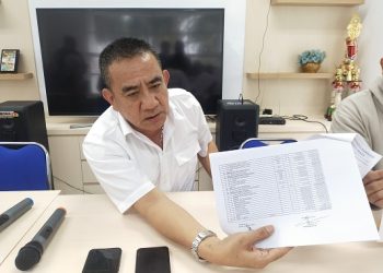 Ketua Umum KONI KBB, Agus Mulya Sutanto menunjukan bukti copian proposal hibah yang diajukan KONI KBB ke Pemkab Bandung Barat. (Foto: heny/dara.co.id)