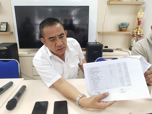 
Ketua Umum KONI KBB, Agus Mulya Sutanto menunjukan bukti copian proposal hibah yang diajukan KONI KBB ke Pemkab Bandung Barat. (Foto: heny/dara.co.id)
 