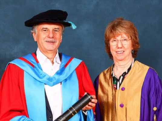 Sir Ralf didampingi oleh University of Warwick Chancellor Baroness Catherine Ashton dari Upholland yang menganugerahkan gelar tersebut (Foto: Istimewa)