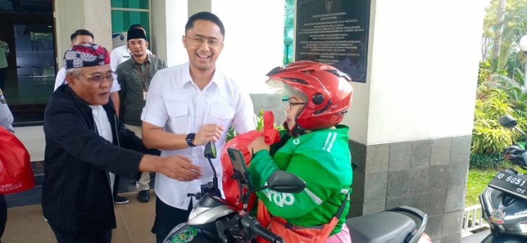 Bupati Bandung Barat Hengky Kurniawan memberikan paket sembako kepada ojek online. (Foto: heny/dara.co.id)