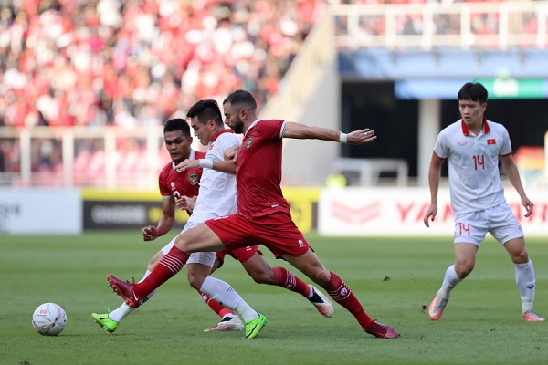 Bek Timnas Indonesia Jordi Amat sukses meredam serangan para pemain Vietnam. (Foto: PSSI)