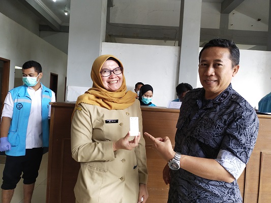 Mengawali tahun baru 2023, BNNK Bandung Barat memeriksa urine ratusan ASN di pelataran Mesjid As-Sidiq, Kecamatan Ngamprah, Senin (2/1/2023).(Foto: heny/dara.co.id)