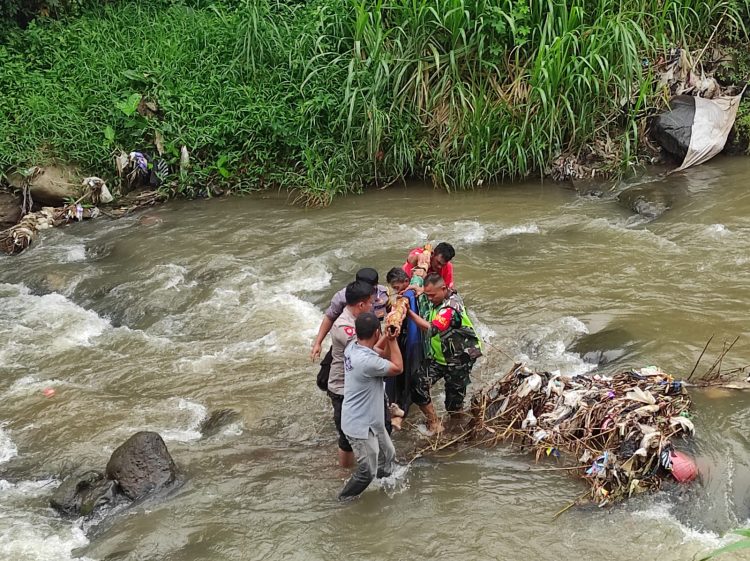Jenazah seorang perempuan ditemukan di sungai Cipelang (Foto: Istimewa)