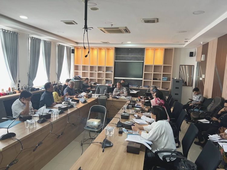 Komisi C DPRD Kota  dan Limbah, bersama DLH Kota Bandung, Kamis (19/1/2023), di Ruang Rapat Komisi C DPRD Kota Bandung.