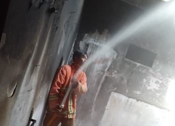 Petugas Damkar saat berusaha memadamkan apir yang menghanguskan sebuah rumah kontrakan di Selabinatana (Foto: Istimewa0