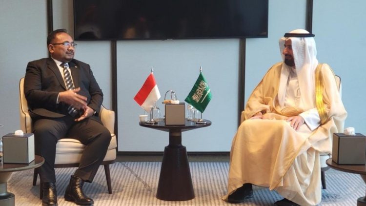 Menag RI Yaqut Cholil Quomas bertemu Menteri Haji Arab Saudi Tawfiq F. Al Rabiah, di Jeddah, Minggu (08/01/2023). (Foto: Humas Kemenag)