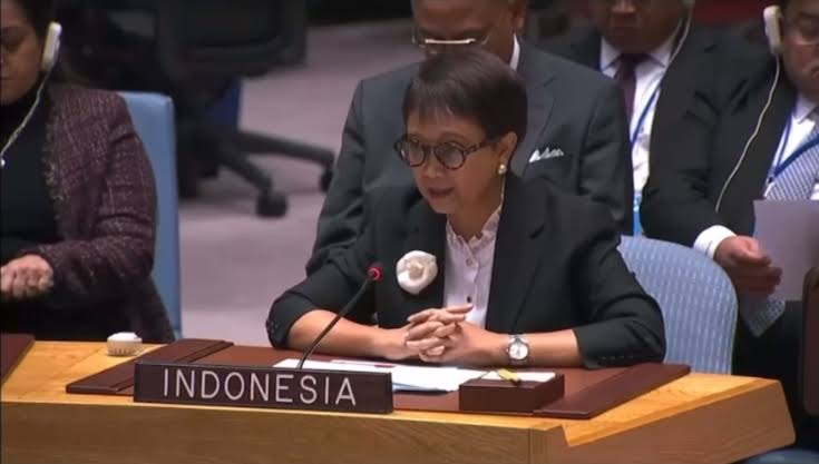 Menteri Luar Negeri RI Retno Marsudi (depan kanan) berbicara pada pertemuan debat terbuka Perserikatan Bangsa-Bangsa (PBB) di New York, Amerika Serikat (18/1/2023). Foto: Kemlu RI