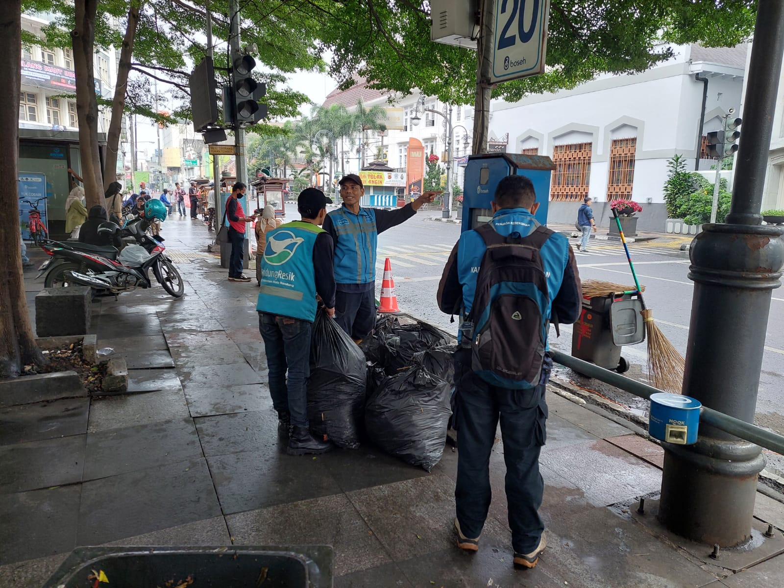Petugas kebersihan sedang membersihkan sejumlah lokasi di Kota Bandung yang dipenuhi sampah (Foto: bandung.go.id)