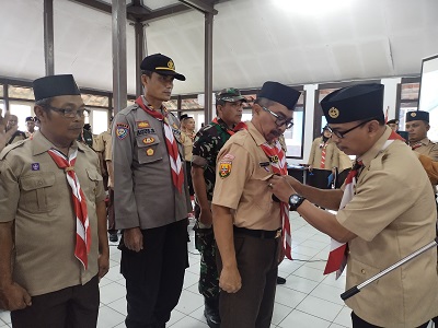 Waka Bidang Orgakum Kwarcab Pramuka KBB, Endin Mahpudin menyematkan pin kepada Mabirran Cikalongwetan, Dadan A Supardan (Foto: Istimewa)