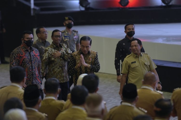 Presiden Jokowi didampingi sejumlah menteri tiba di lokasi acara Pembukaan Rakornas Kepala Daerah dan Forkopimda se-Indonesia 2023, di SICC, Sentul, Jawa Barat, Selasa (17/01/2023). (Foto: Humas Setkab/Oji)