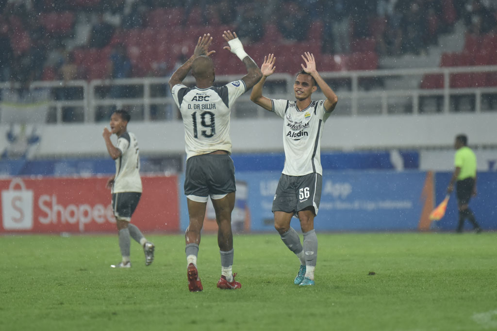 
Debut Rezaldi Hehanusa di Persib langsung memberi assist pertamanya yang buat gol David Da Silva. (Foto: persib.co.id)
