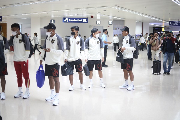 Pemain Timnas Indonesia tiba di Bandara Ninoy Aquino, Manila, Filipina pada Jumat (30/12/2022) pukul 21.00 waktu setempat. (Foto: ppsi.org)