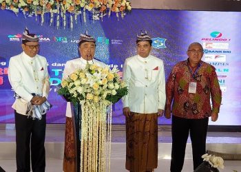 Ketua Umum hasil Kongres XXV Surabaya, Alwi Hamu (tiga kanan) menyampaikan sambutan usai pengukuhan pengurus. (foto: Doc SPS)