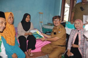 Seorang Pekerja Migran Asal Cirebon Terjatuh dari Lantai 4 di Malaysia, Bupati Beri Santunan dan Begini Amanat untuk Warganya