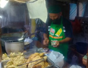 Terungkap Rahasiah Gurihnya Gorengan Mang Edih