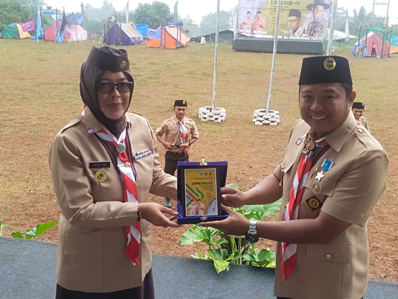 Foto: Dwi Saputro, menyerahkan cendera mata pada Yeyet Sri Mulyanawati saat Perkemahan Dimensi IV (Foto: istimewa)