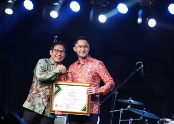 Hengky Kurniawan saat mendapat penghargaan dari Menteri Desa PDTT RI, Abdul Halim Iskandar (Foto: Istimewa)