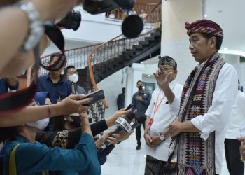 Presiden Jokowi meninjau Sentra Tenun Jembrana, di Kabupaten Jembrana, Kamis (02/02/2023). (Foto: Humas Setkab/Jay)