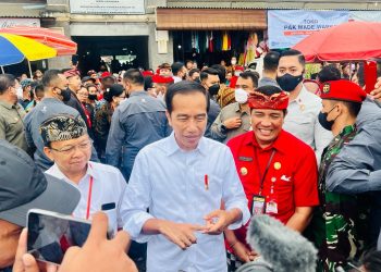 Presiden Jokowi mengunjungi Pasar Baturiti di Tabanan, Bali, Kamis (02/02/2023). (Foto: BPMI Setpres)