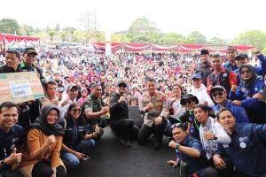 Sebuah Sepeda Motor dari Hengky Kurniawan untuk Buruh Bandung Barat