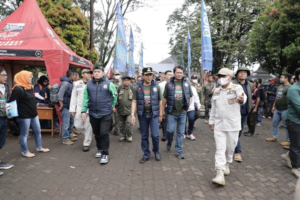 Bupati Bandung H.M.Dadang Supriatna membuka Lomba Lintas Alam Nyukcruk Galur Pager Betis (LLA NGPB) ke-13 di Alun-alun Majalaya Kabupaten Bandung, Sabtu (11/2/23) pagi. (Foto: Prokopim)
