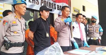 Kapolres Banjar AKBP Bayu Catur Prabowo saat menunjukkan barang bukti, dalam konferensi pers di Mako polres Banjar (Foto: Istimewa)