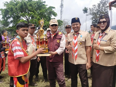  Aseng Junaedi, saat menyerahkan tropy ke Regu Tiger (Foto: Istimewa)