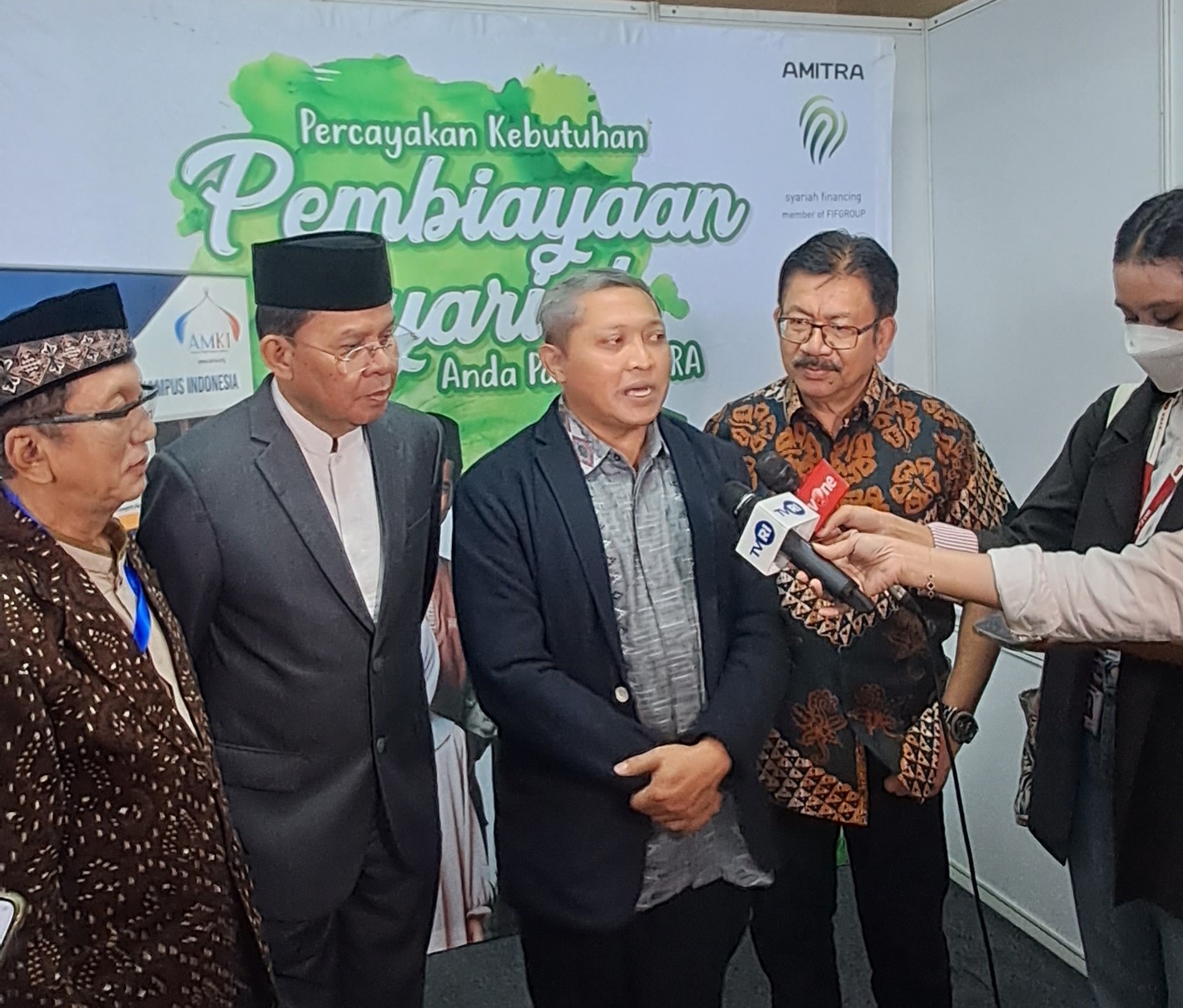 Prof. Muchlas Suseno, Ketua Kongres AMKI III, Prof. Fasli Djalal, Rektor Universitas YARSI, Dr.
Lukman, Direktur Kelembagaan DIKTI dan Yulian Warman, Direktur AMITRA saat memberikan
keterangan Pers tentang Kongres Nasional Asosiasi Masjid Kampus Indonesia (AMKI) Tahun 2023
di Jakarta (Foto: Istimewa)