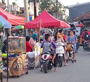Waruga Diserbu Pembeli, Sajikan Berbagai Jajanan