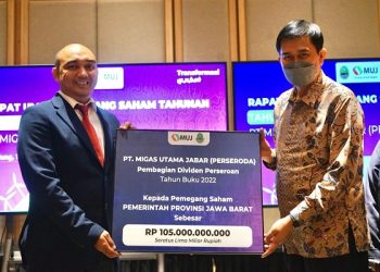 Direktur Utama Begin Troys saat menyerahkan deviden perseroan tahun buku 2022 kepada Pemprov Jabar di Hotel Gaia, Kota Bandung, Jumat (17/3/2023).(Foto: deram/dara.co.id)