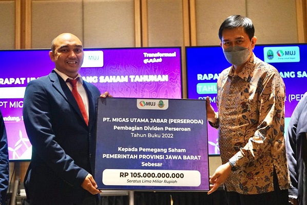 Direktur Utama Begin Troys saat menyerahkan deviden perseroan tahun buku 2022 kepada Pemprov Jabar di Hotel Gaia, Kota Bandung, Jumat (17/3/2023).(Foto: deram/dara.co.id)