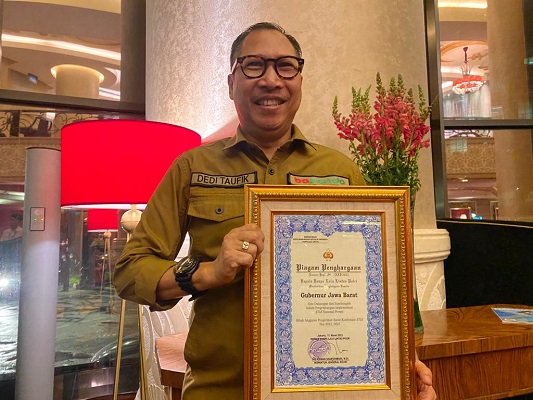 
Kepala Bapenda Jabar, Dedi Taufik menerima piagam mewakili Gubernur Jawa Barat, Ridwan Kamil yang berhalangan hadir, di Trans Luxury Hotel, Rabu (15/4/2023). (Foto: deram/dara.co.id) 
