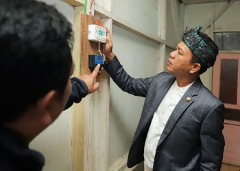 Bupati Bandung Dr. Dadang Supriatna melaunching program "Bedas Caang Baranang" di Desa Sukamanah Kecamatan Pangalengan, Minggu (19/3/2023). (Foto: prokopim)