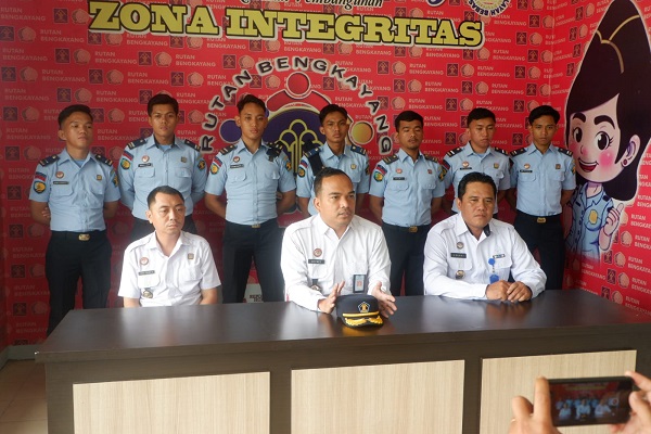 
Kepala Rumah Tahanan Negara Kelas IIB Bengkayang, Keynes memberikan keterangan pers terkait dugaan warga binaan yang terlibat peredaran narkoba.(Foto: Ist)
