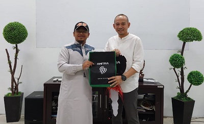Penyerahan hadiah khusus untuk rekanan AMITRA, Muhammad Izzudin (kiri), atas kontribusinya
dalam merekomendasikan pembiayaan AMITRA oleh Presiden Direktur PT Shari Multifinance Astra
(PT SMA), Inung Widi Setiadji (kanan).