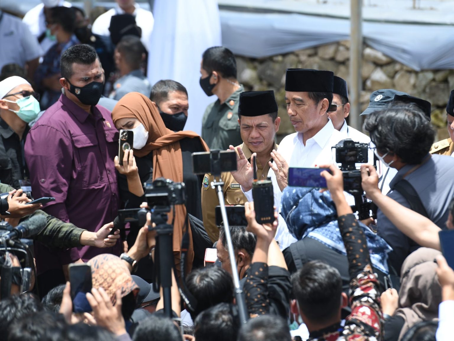 Presiden Jokowi memberikan keterangan pers, di Pondok Pesantren Al-Ittifaq, Kab. Bandung, Jabar, Senin (06/03/2023). (Foto: BPMI Setpres)
