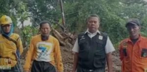 Berkat Kesigapan Asep Japar Ruas Jalan Waluran yang Diterjang Longsor Kini Normal Kembali