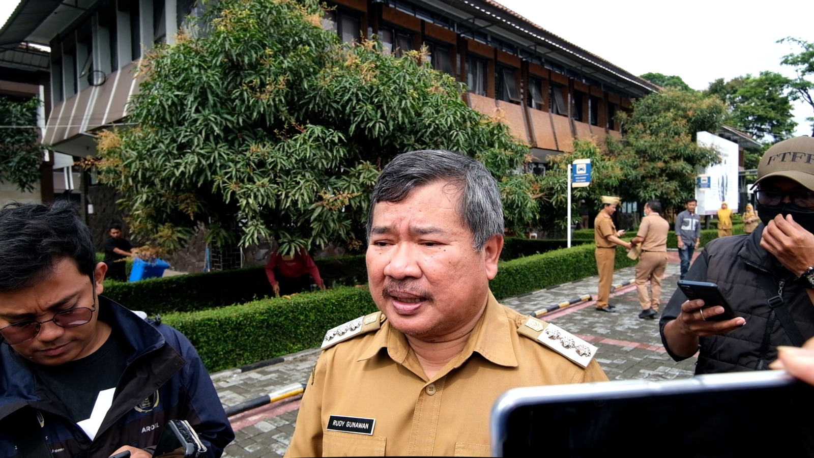 
Bupati Garut, Rudy Gunawan, menegaskan akan Pidanakan Pangkalan yang Jual Gas 3 Kilogram Diatas HET, Senin (27/3/2023).(Foto: andre/dara.co.id)