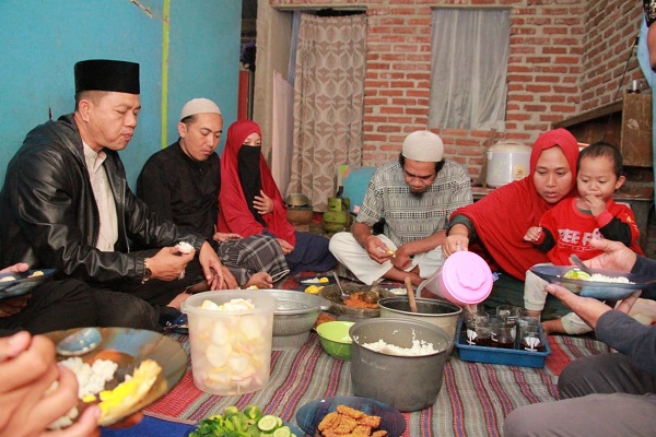  Bupati Bandung Dr. H.M. Dadang Supriatna makan sahur pertama pada bulan suci Ramadan tahun 1444 Hijriyah di kediaman rumah Yuyun di Kampung Rancawaliwis RT 03/RW 05, Desa Tegalluar, Kecamatan Bojongsoang, Kabupaten Bandung, Kamis (23/3/23). (Foto: prokopim)
