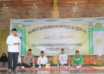 Wakil Gubernur Jawa Barat Uu Ruzhanul Ulum  memberikan tausiyah pada acara Sambut Ramadan dan Imtihan Al Qur'an di Pondok Pesantren Al Muhajirin, Gantar, Kabupaten Indramayu, Minggu (19/3/2023). (Foto: jabarprov.go.id)