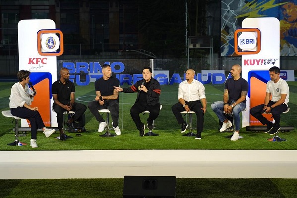 
Ketua Umum PSSI Erick Thohir mengisi acara Talks Show bersama lima legenda sepakbola dunia, belum lama ini, (Foto: PSSI)
