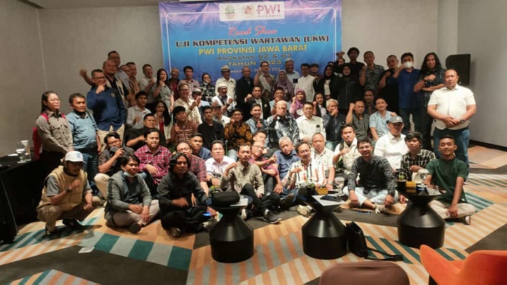 
Wartawan peserta Uji Kompetensi Wartawan (UKW) berfoto bersama dengan penguji di Hotel Novotel, Kabupaten Karawang, Jawa Barat,Rabu (31/5/2023). (Foto: Ist)