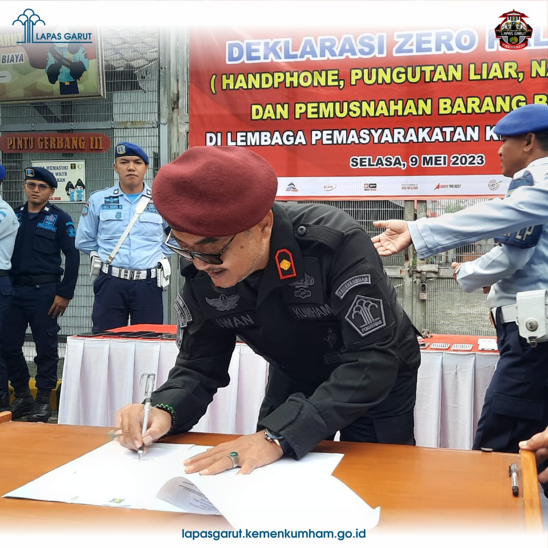 Kalapas Kelas IIB Garut, Iwan Gunawan Wahyudi, memimpin langsung Deklarasi Zero Halinar yang dilaksanakan Lapangan Apel Lapas Garut, Jalan Hasan Arif, Kecamatan Banyuresmi, Kabupaten Garut, Selasa (9/5/2023) (Foto: Istimewa)