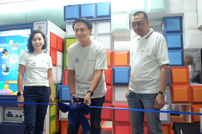 Peresmian booth Anjungan MRT FIFGROUP 34 Tahun secara simbolis melalui kegiatan potong pita oleh Chief Marketing Officer (CMO) FIFGROUP, Daniel Hartono*) (tengah) yang didampingi oleh Chief Executive Officer (CEO) AstraPay, Rina Apriana (kiri), dan CEO Maucash, Ricky Gunawan (kanan), di Stasiun MRT Bundaran HI pada Minggu (14/05/2023).(Foto: Istimewa)